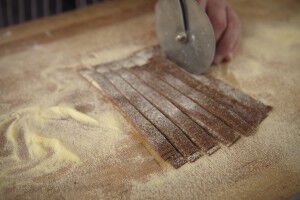 Cutting pasta dough